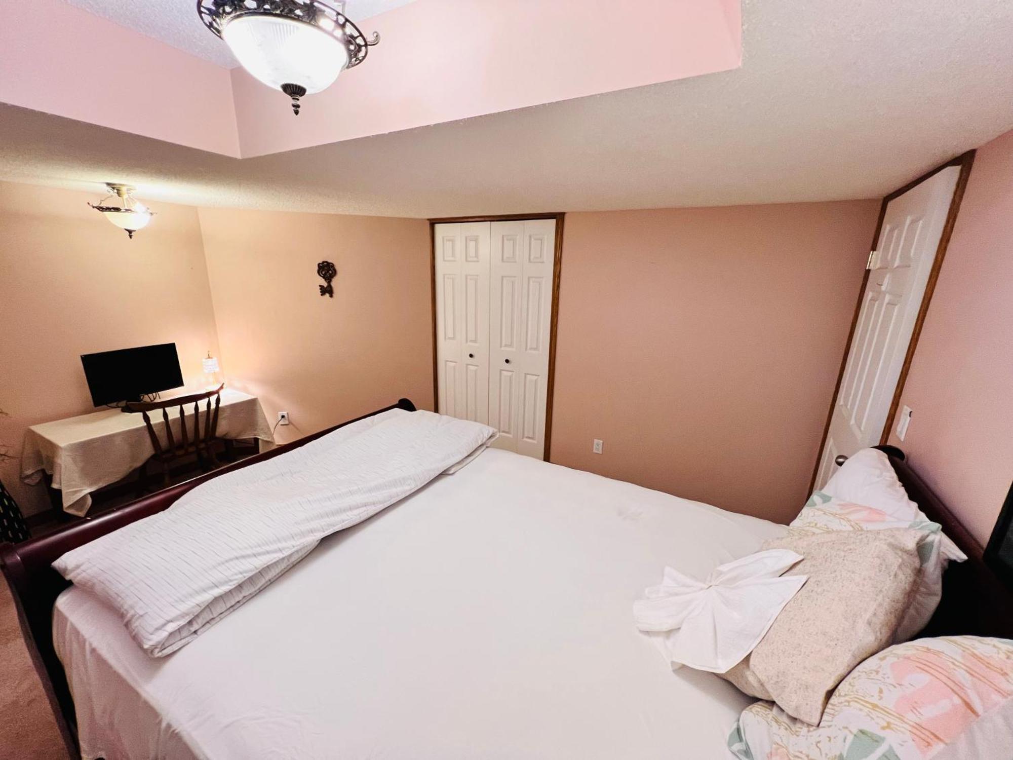 A Classic Homely Basement Suite! Chestermere Exterior foto